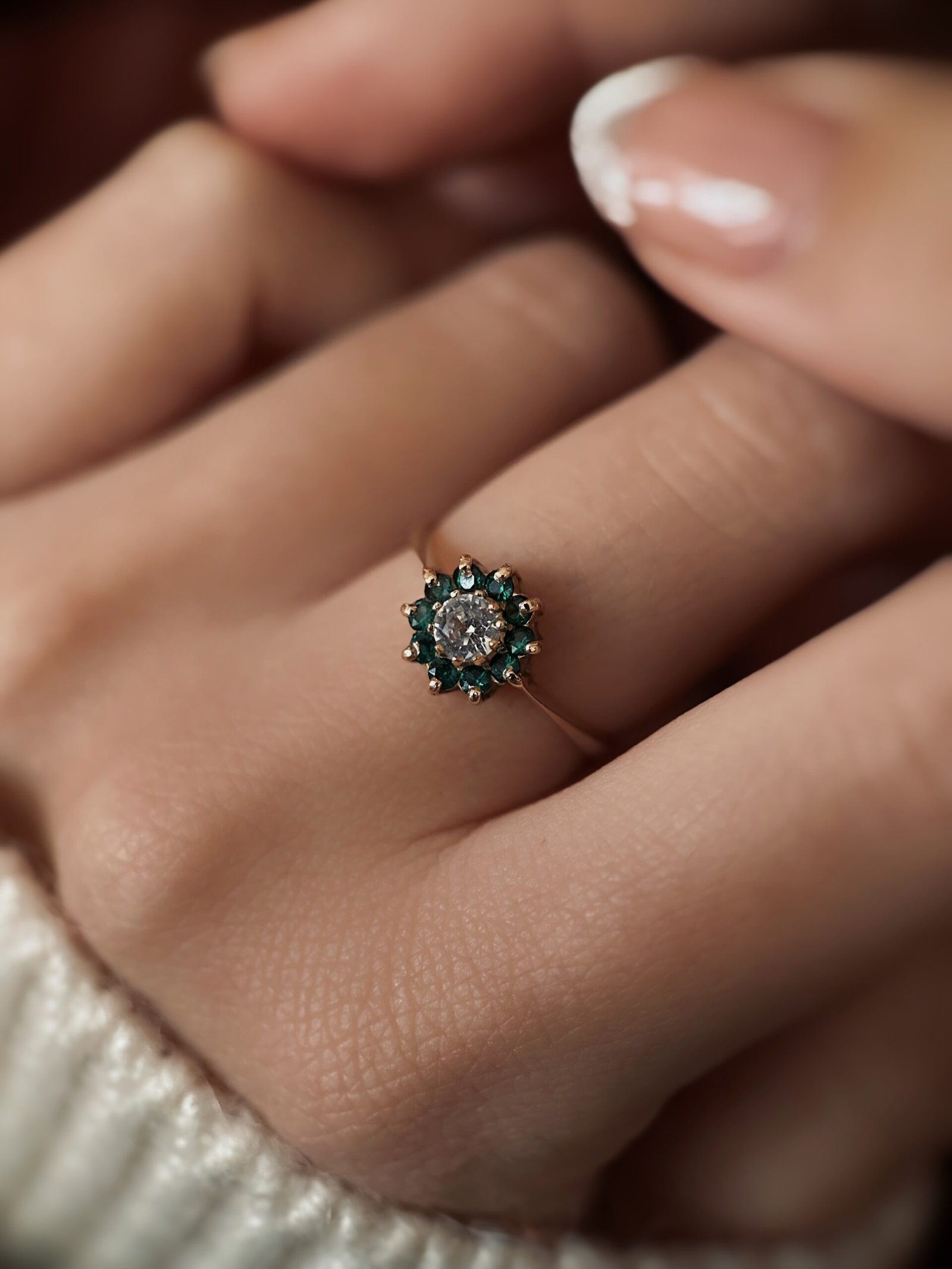 VIntage 9 carat solid gold cluster flower ring with emerald and paste stone