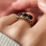 VIntage 9 carat solid gold threestone ring with hearts and garnets