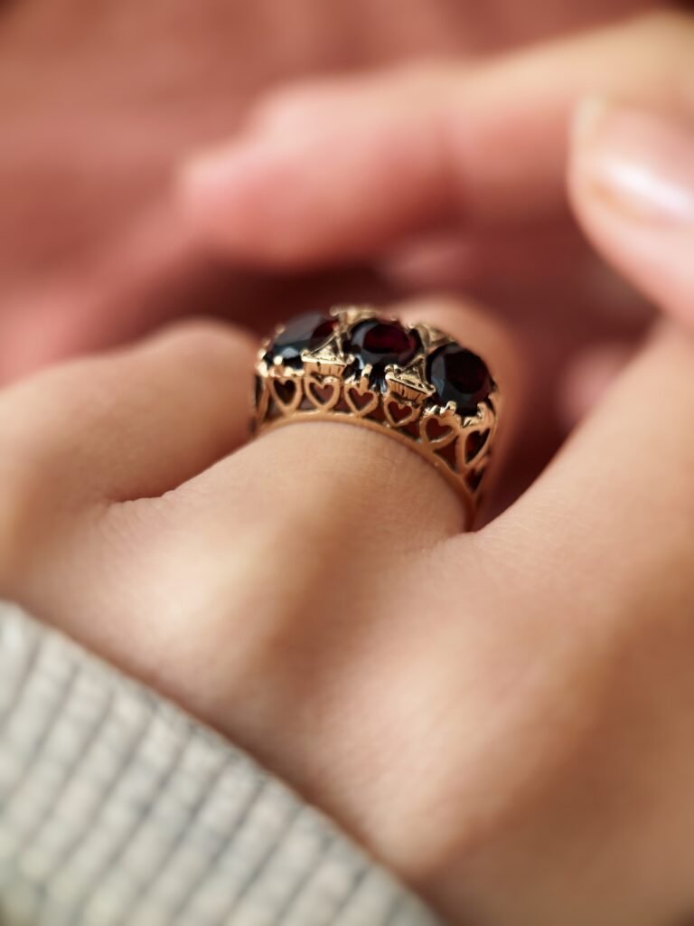 VIntage 9 carat solid gold threestone ring with hearts and garnets