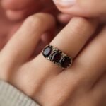 VIntage 9 carat solid gold threestone ring with hearts and garnets