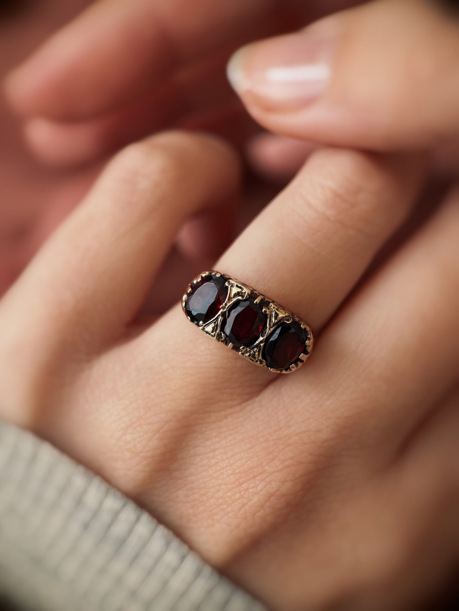 VIntage 9 carat solid gold threestone ring with hearts and garnets