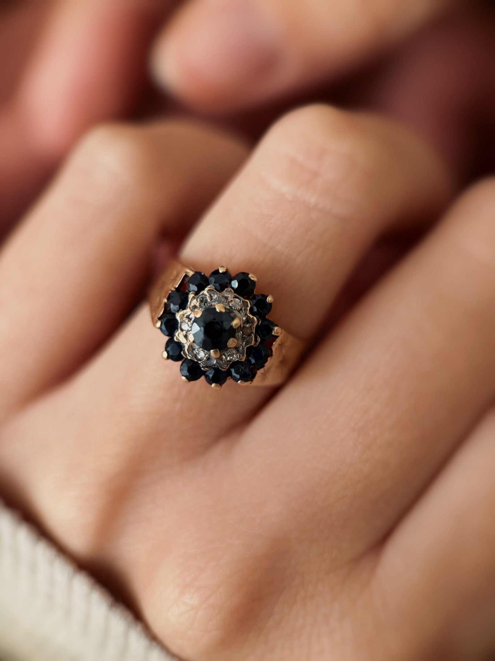 VIntage 9 carat solid gold cluster ring with engraved stars, sapphire and diamonds