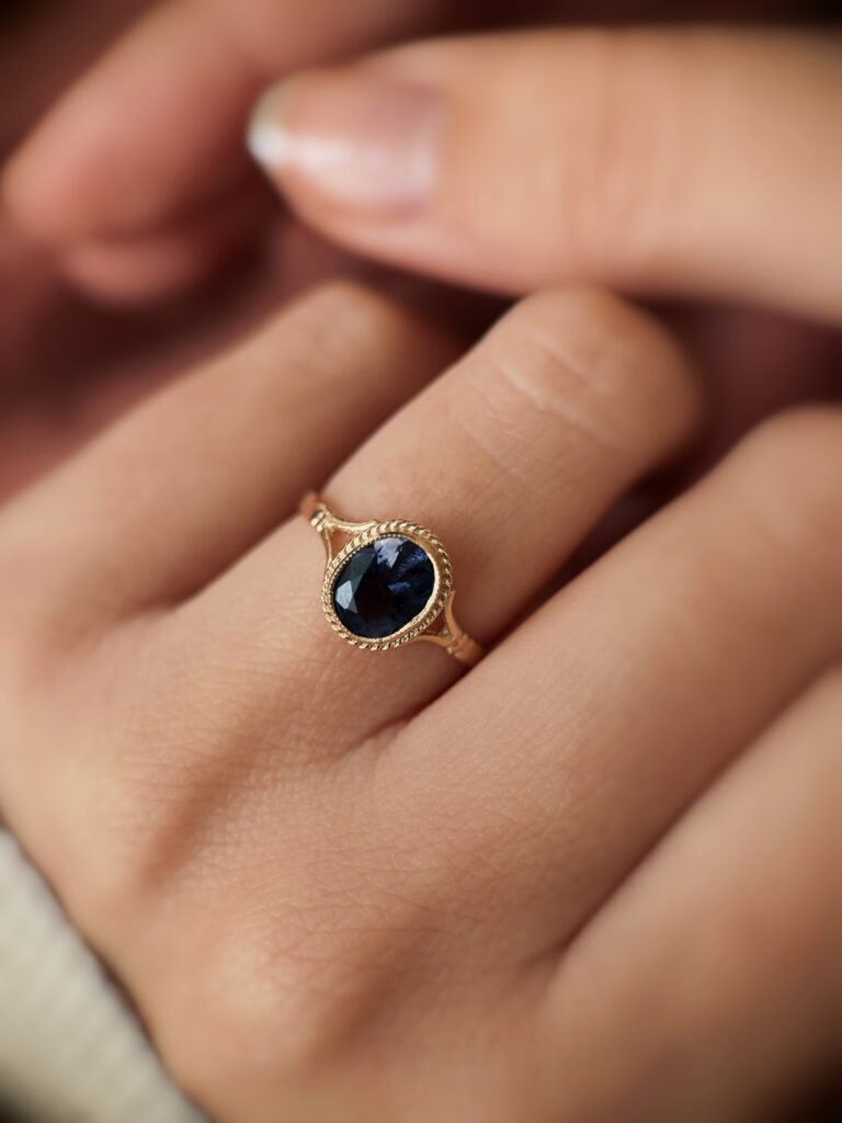 VIntage 9 carat solid gold ring with a dark blue oval iolite