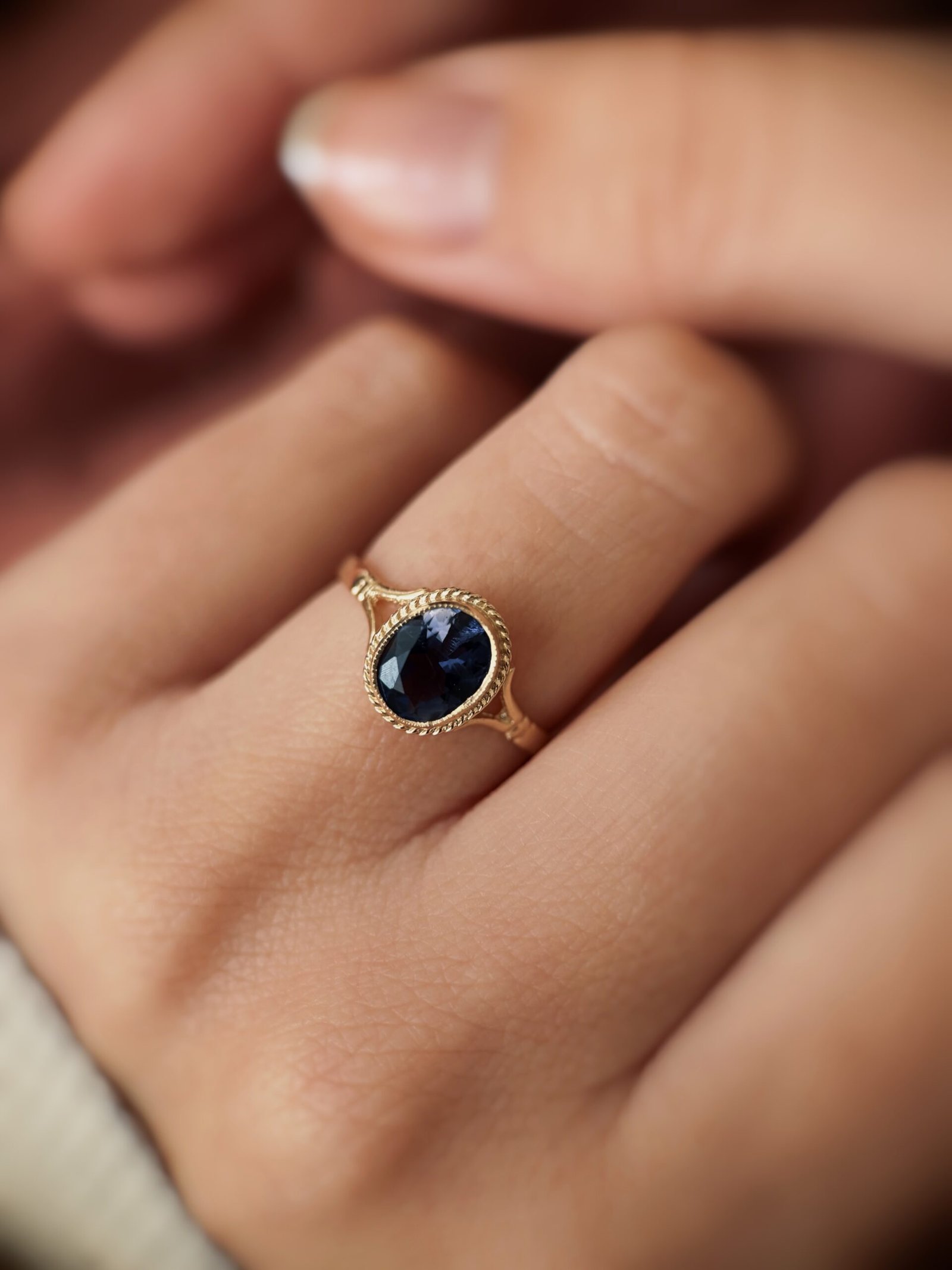 VIntage 9 carat solid gold ring with a dark blue oval iolite