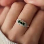 VIntage 9 carat solid gold threestone ring with diopside and diamonds