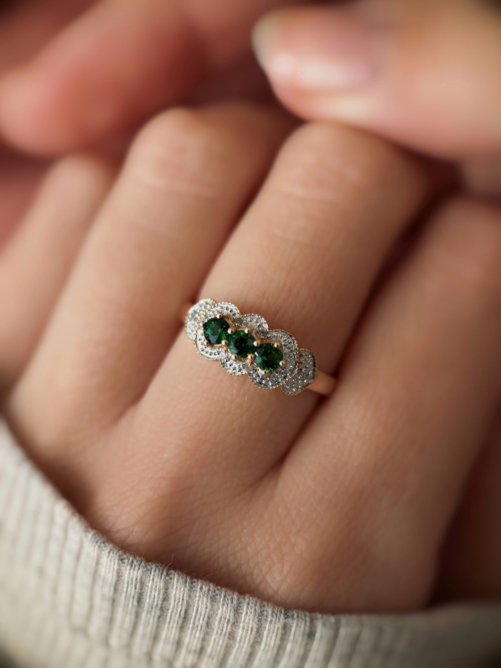 VIntage 9 carat solid gold threestone ring with diopside and diamonds