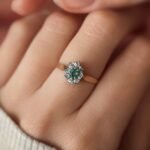 Vintage gouden diana ring met turquoise smaragd edelsteen en diamanten in 9 karaat goud