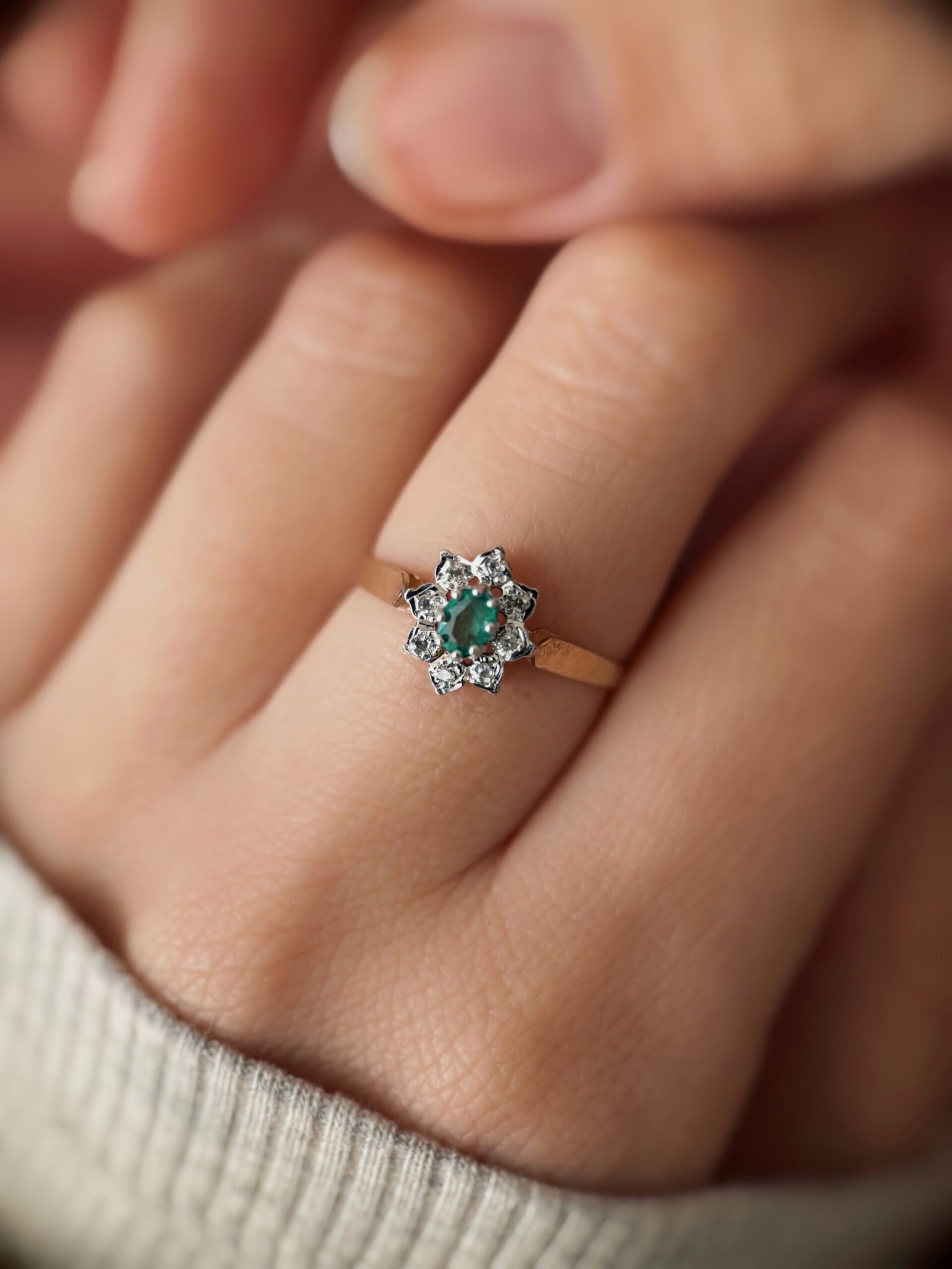 VIntage 9 carat solid gold cluster diana ring with emerald and diamonds