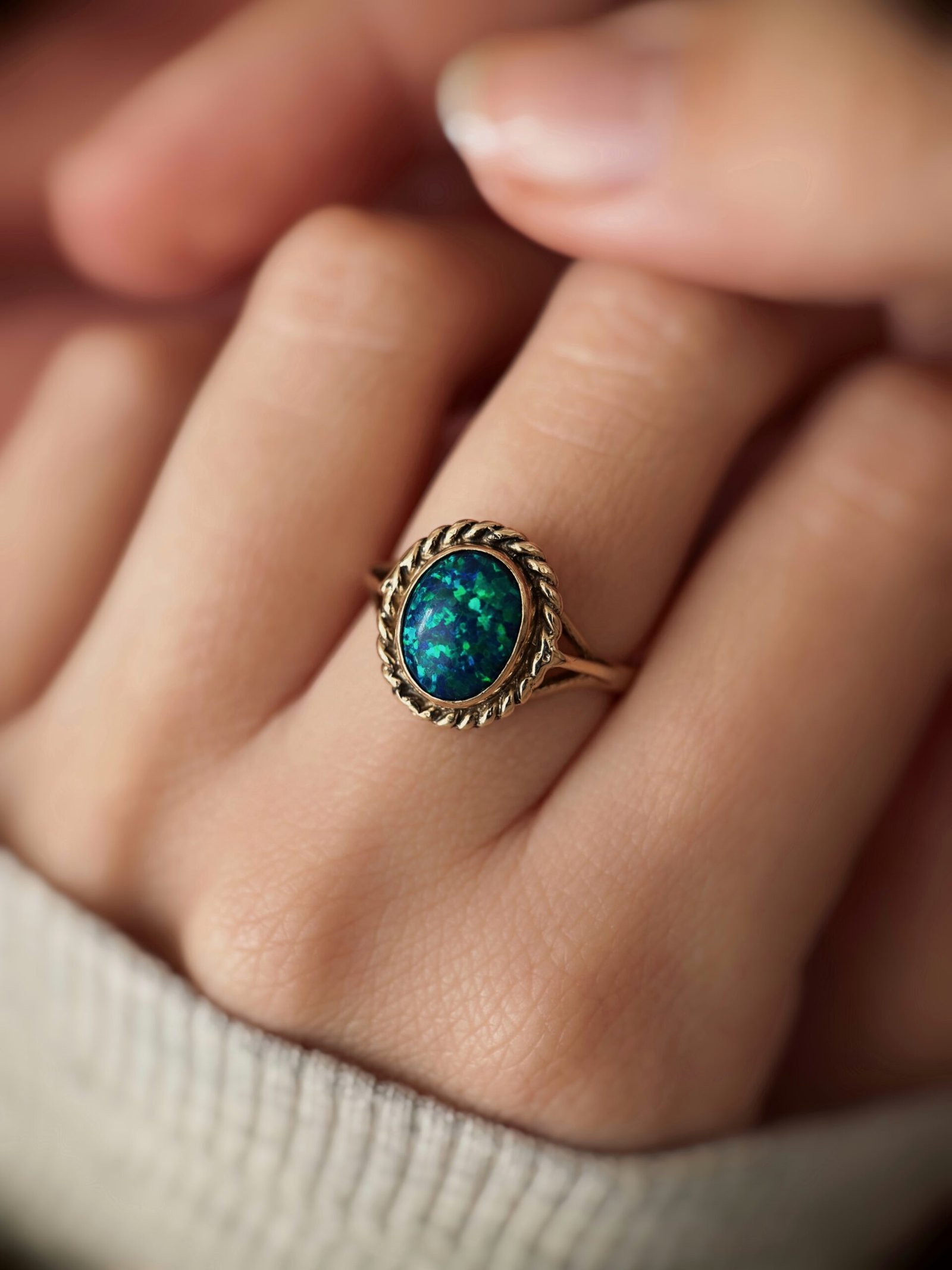 VIntage 9 carat solid gold ring with a synthetic opal