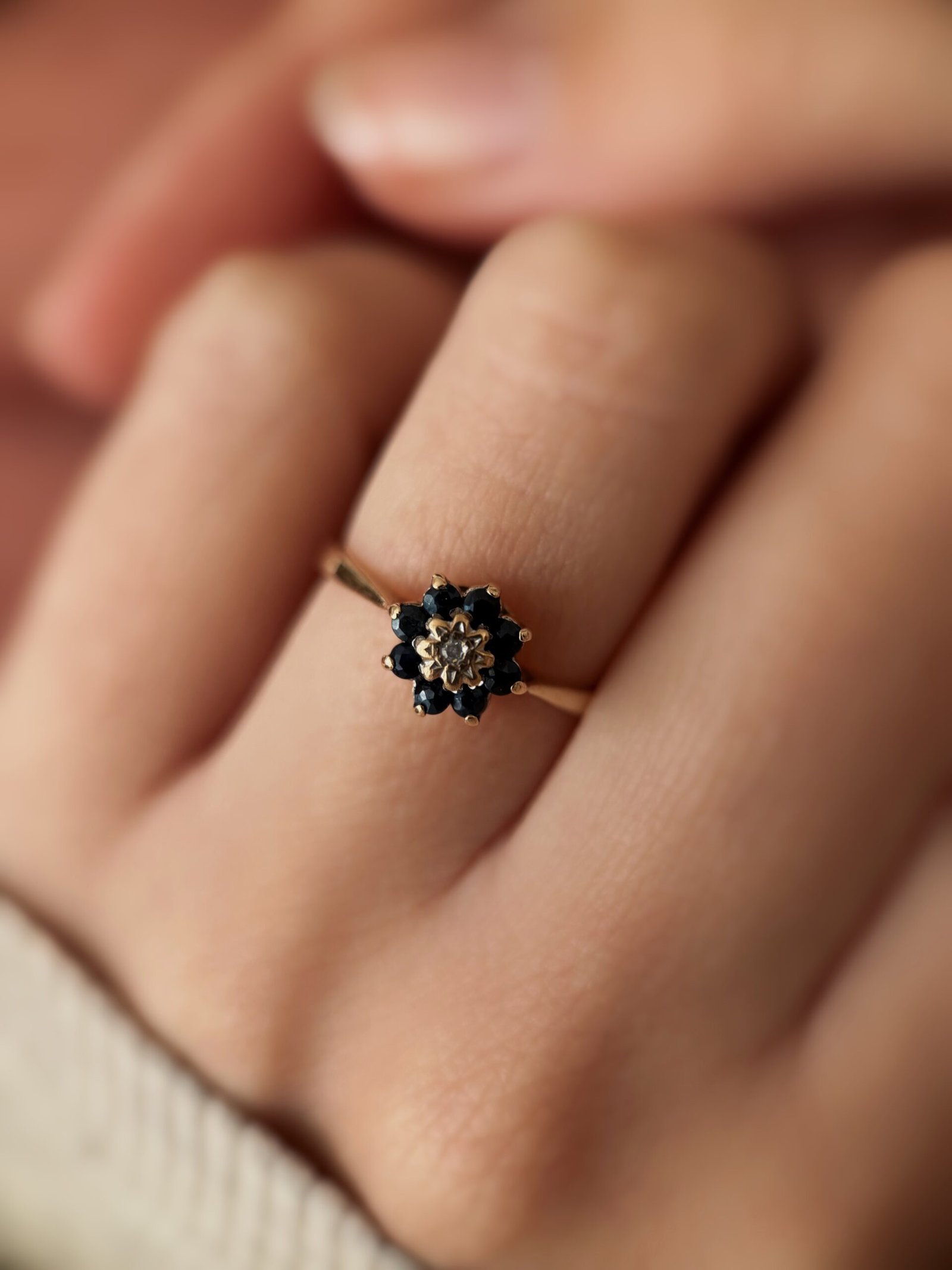 VIntage 9 carat solid gold cluster flower ring with a sapphire and diamond