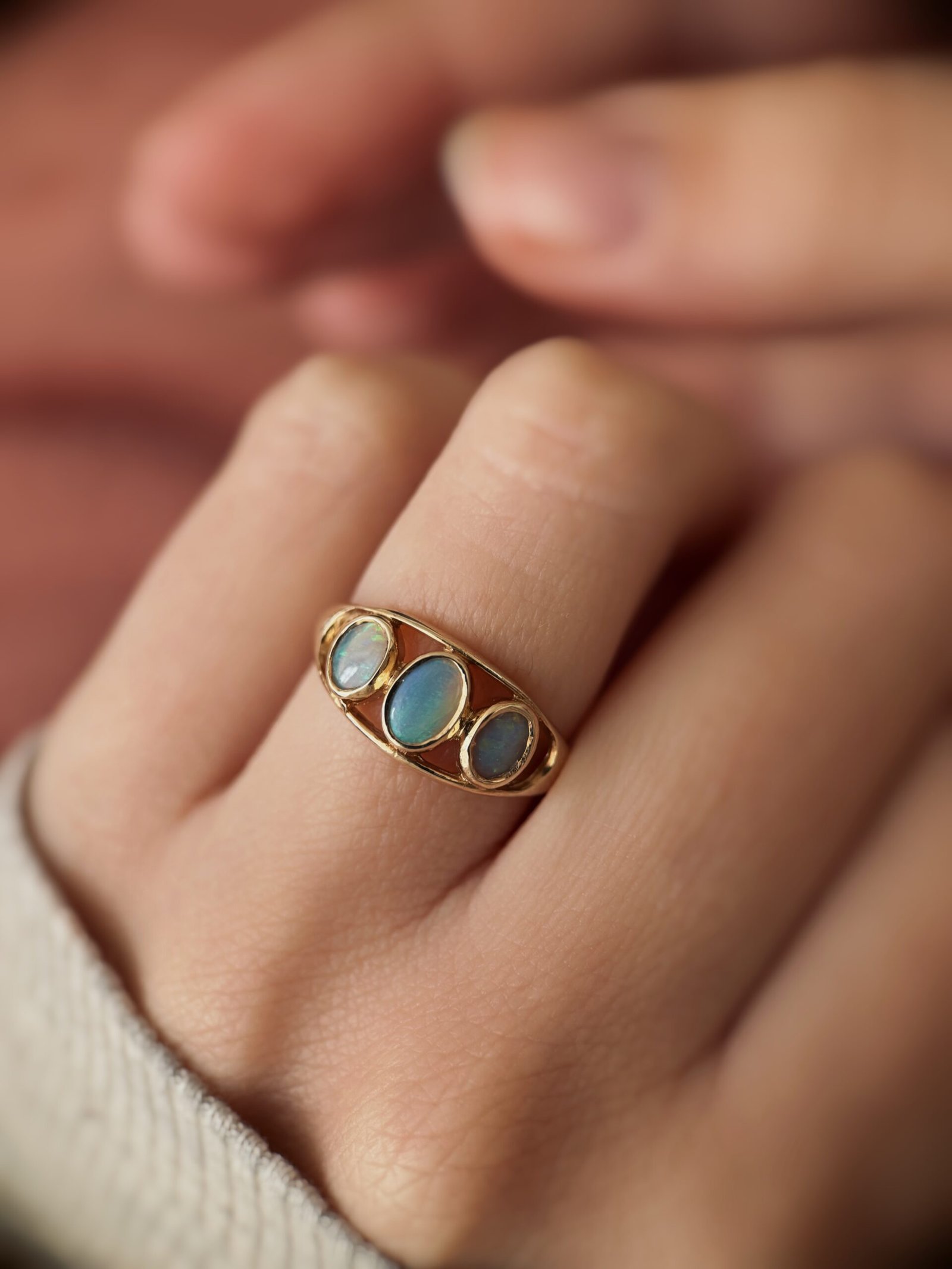 VIntage 9 carat solid gold ring with australian opals