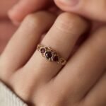 VIntage 9 carat solid gold threestone ring with rubies