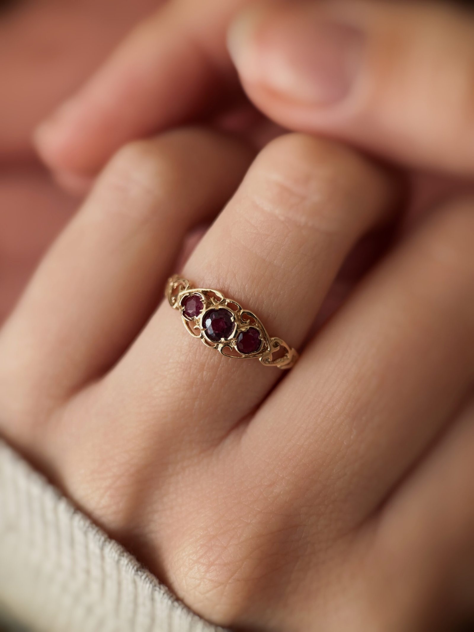 VIntage 9 carat solid gold threestone ring with rubies