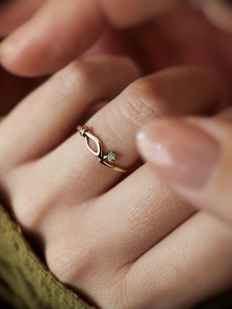 VIntage 9 carat solid gold knot ring with a diamond