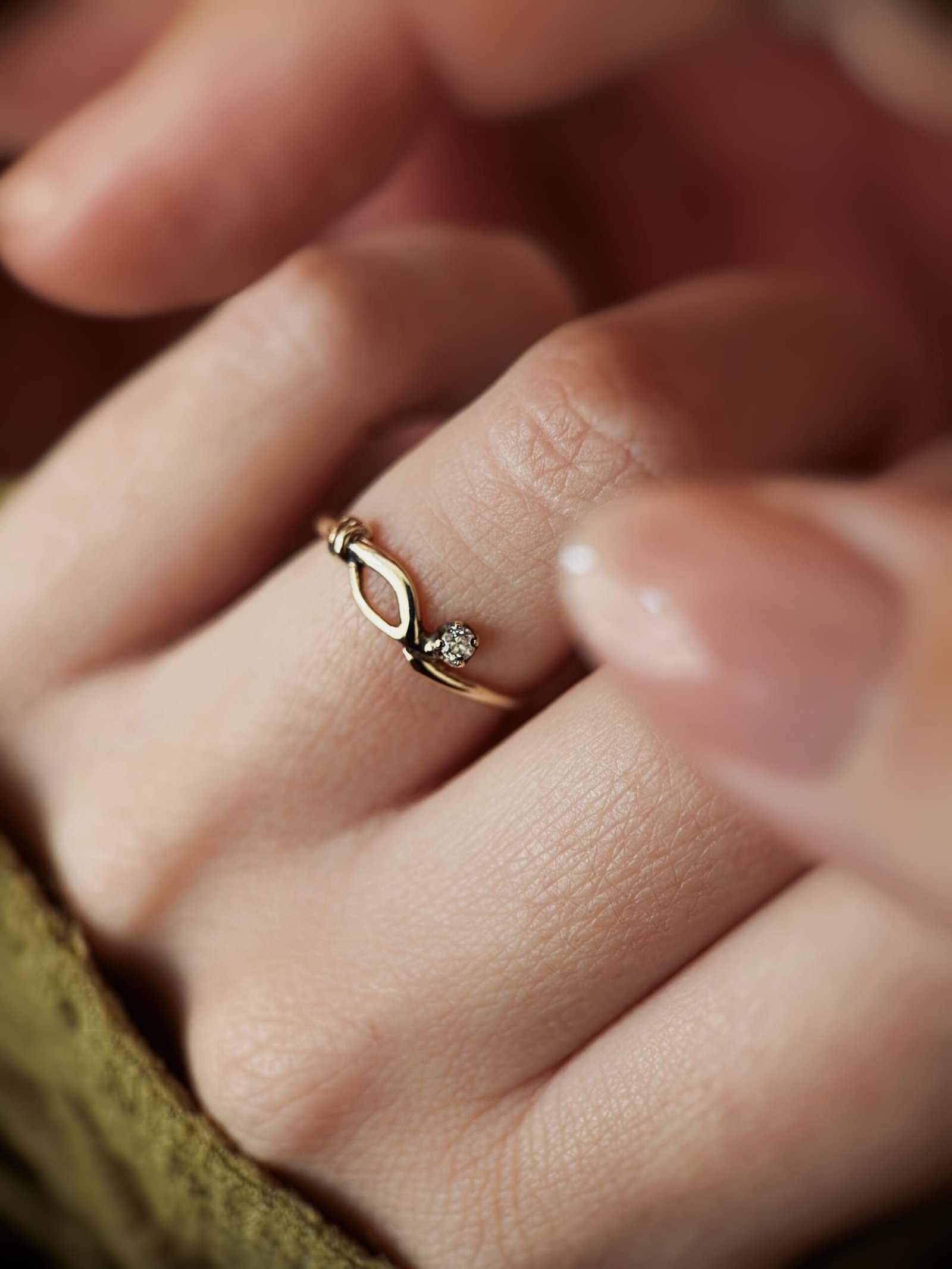 VIntage 9 carat solid gold knot ring with a diamond