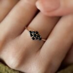 VIntage 9 carat solid gold cluster ring with darkblue sapphires