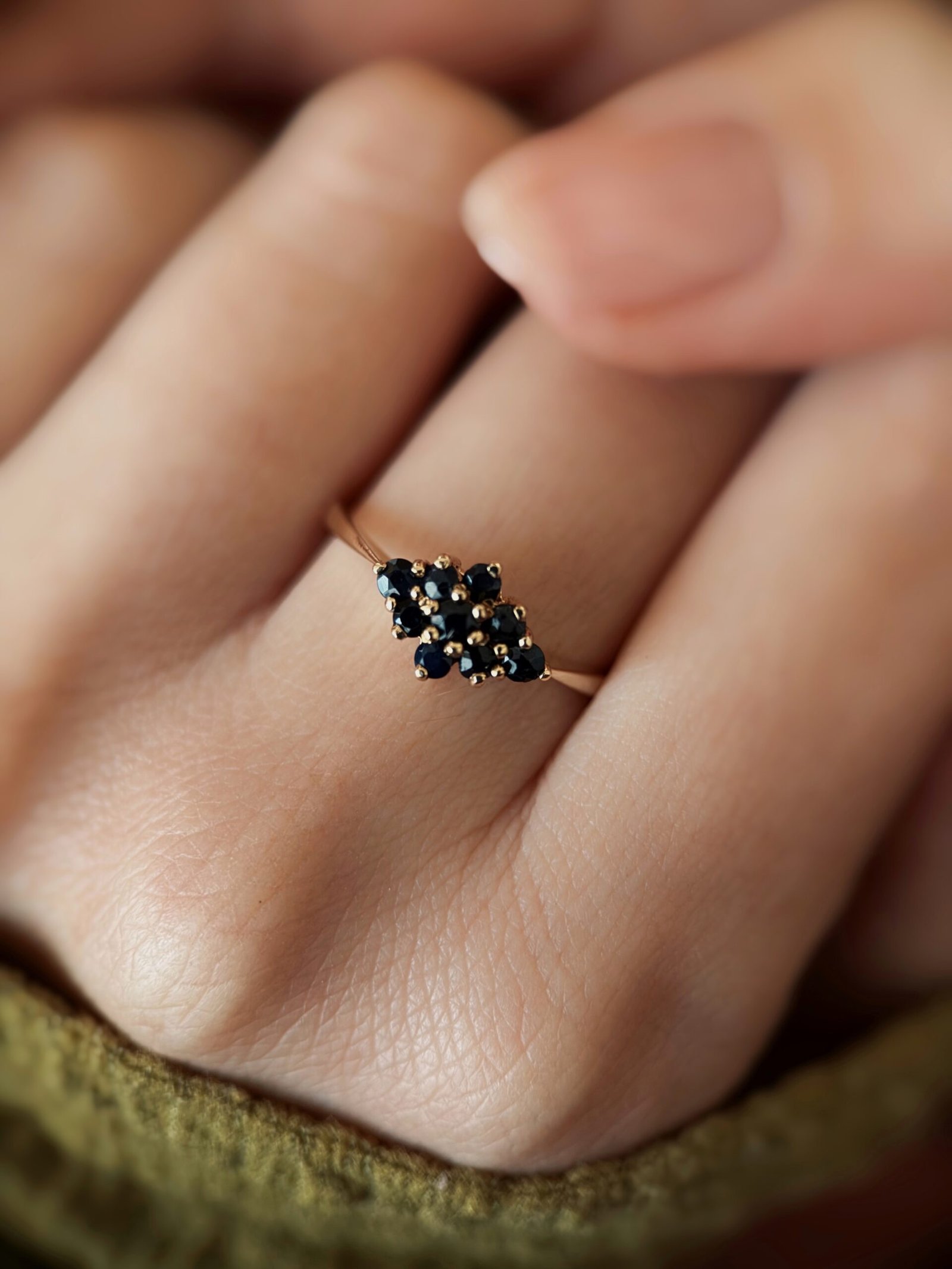 VIntage 9 carat solid gold cluster ring with darkblue sapphires
