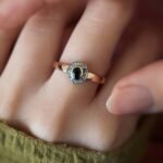 VIntage 14 carat solid gold cluster ring with sapphire and diamonds