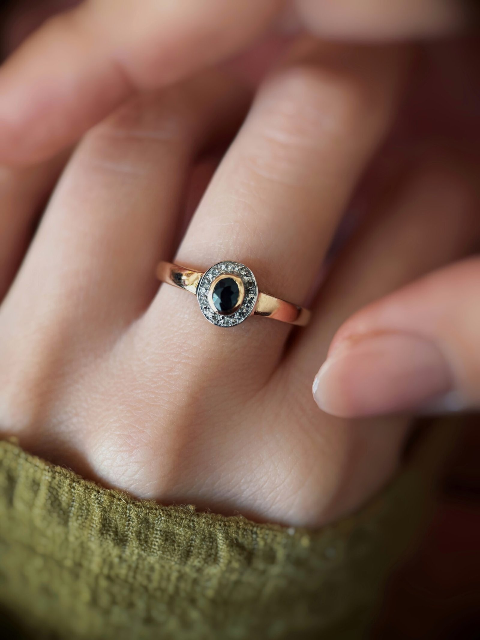 VIntage 14 carat solid gold cluster ring with sapphire and diamonds