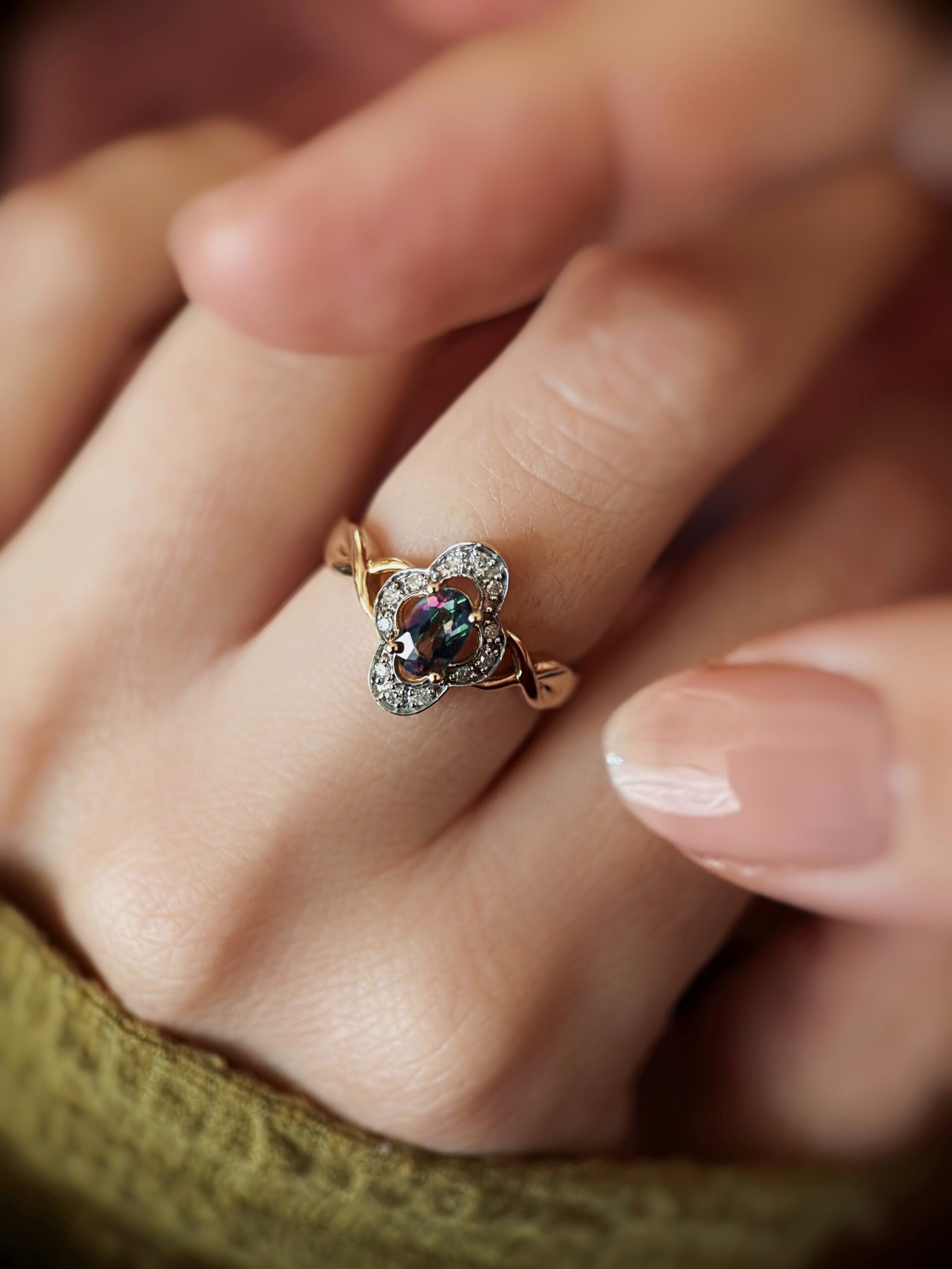 VIntage 9 carat solid gold cluster ring with a mystic topaz and diamonds