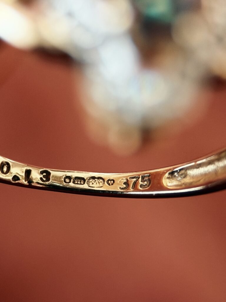 VIntage 9 carat solid gold ring with hallmark 375