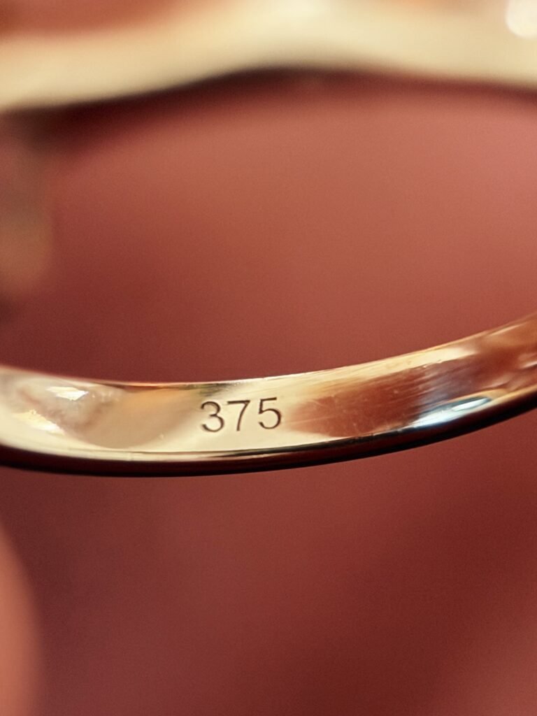 VIntage 9 carat solid gold ring with hallmark 375
