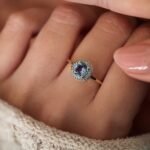 Vintage gouden halo ring met lichtblauwe lila tanzaniet edelsteen en diamant in 10 karaat goud