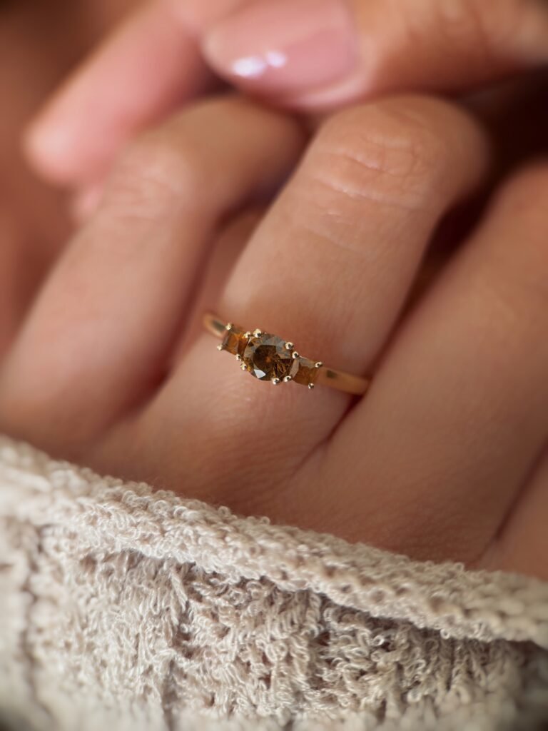 Vintage gouden threestone ring met lichtbruine gold quartz edelsteen in 10 karaat goud