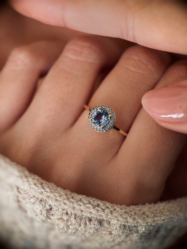 Vintage gouden halo ring met lichtblauwe lila tanzaniet edelsteen en diamant in 10 karaat goud