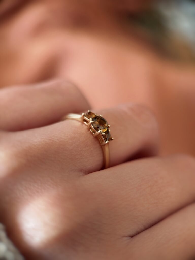 Vintage gouden threestone ring met lichtbruine gold quartz edelsteen in 10 karaat goud