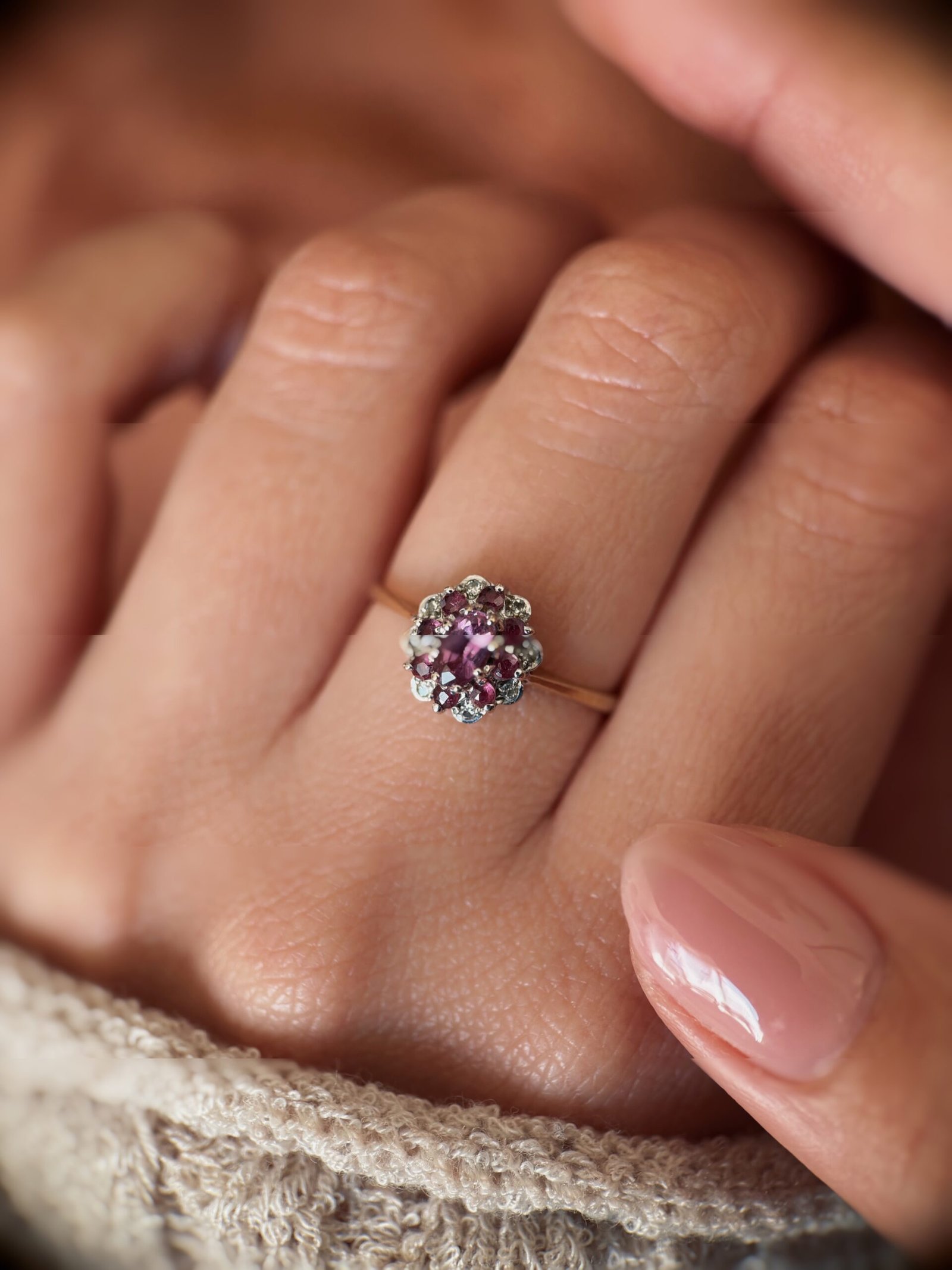 Vintage gouden cluster ring met diamant en roze robijn in 9 karaat goud