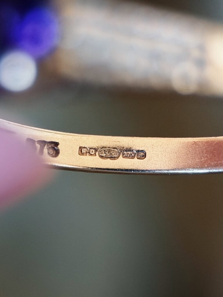 vintage 9k gold ring hallmark 375 with maker’s mark close up