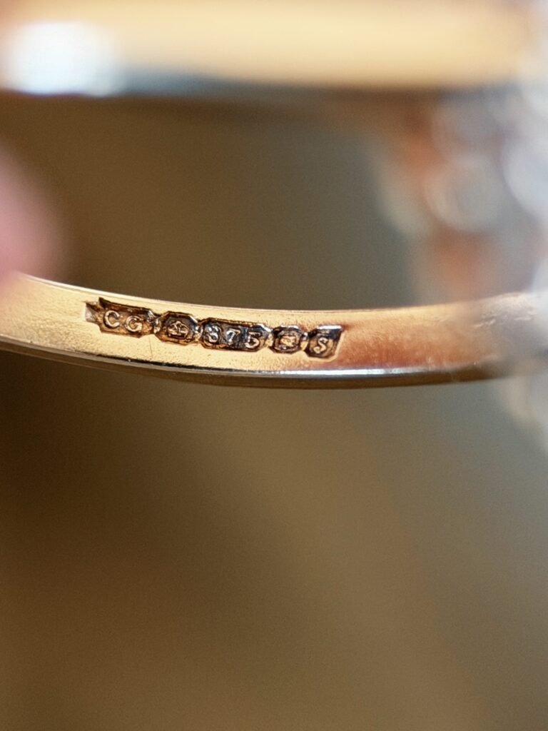 vintage 9k gold ring hallmark 375 with maker’s mark detail close up